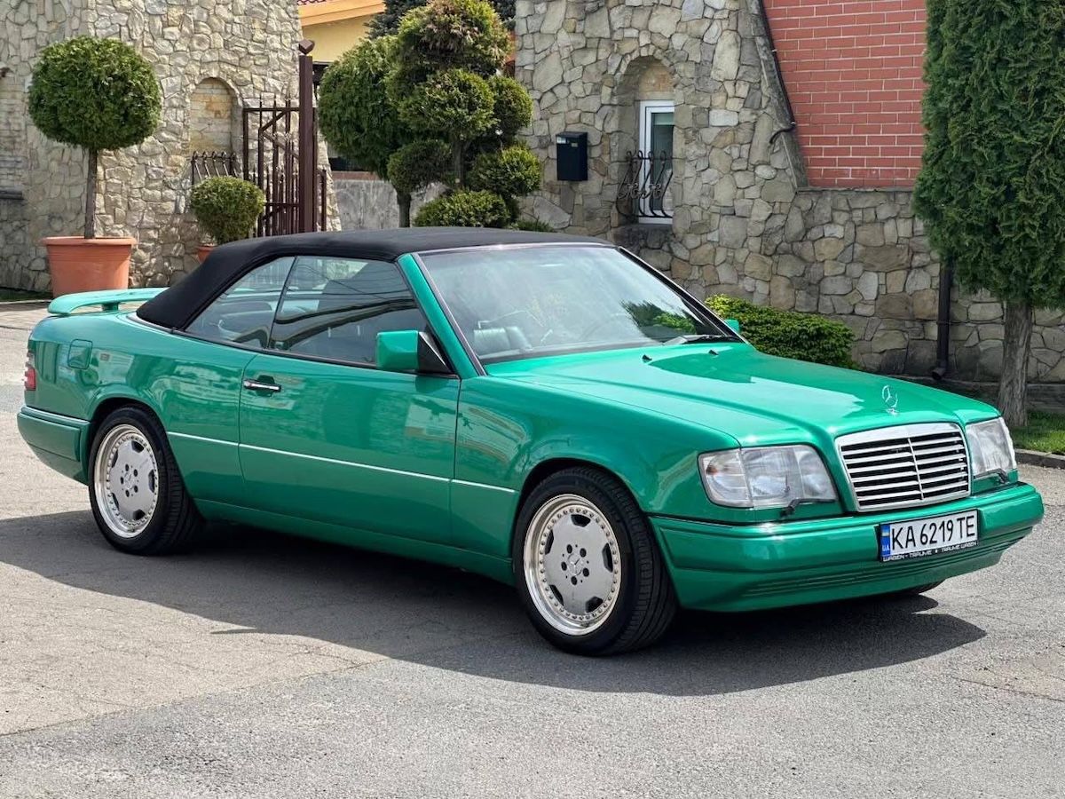Фото до матеріалу: У Києві прибув рідкісний Mercedes-Benz E320 Cabriolet 1996 року