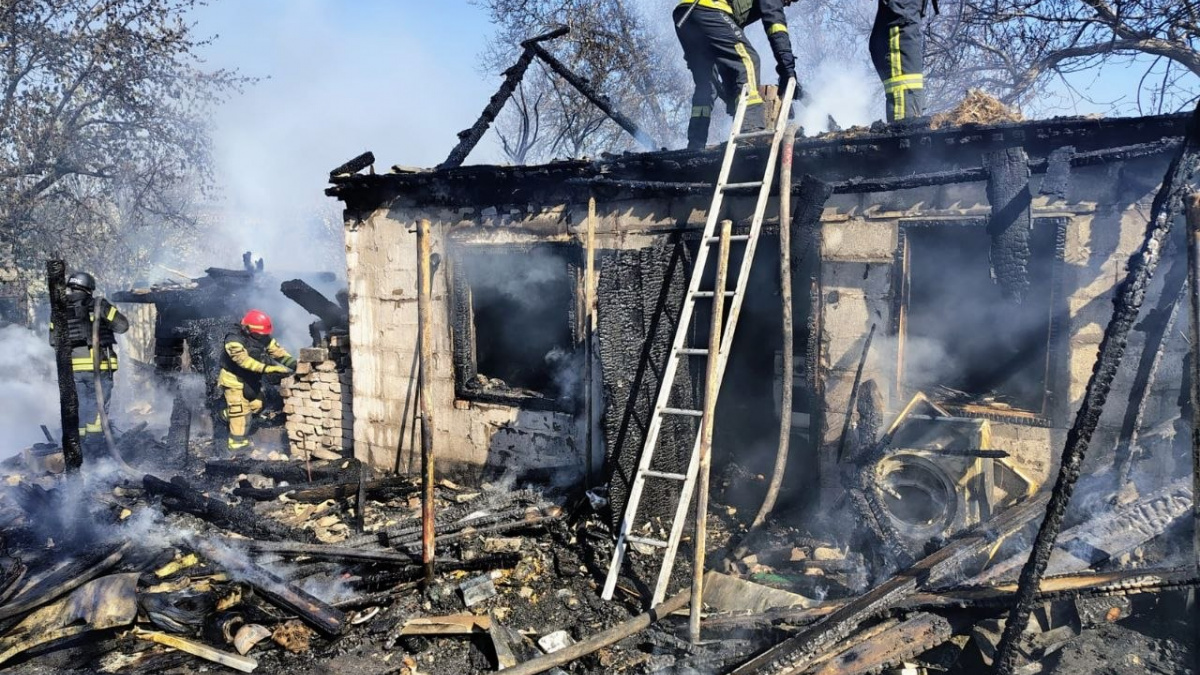 Фото до матеріалу: У Кам'янському районі загорілася господарча споруда після падіння дрона