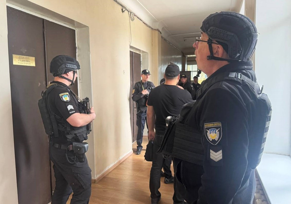 Фото до матеріалу: У Світловодській міській раді сталася стрілянина: один поранений, конфлікт між працівниками