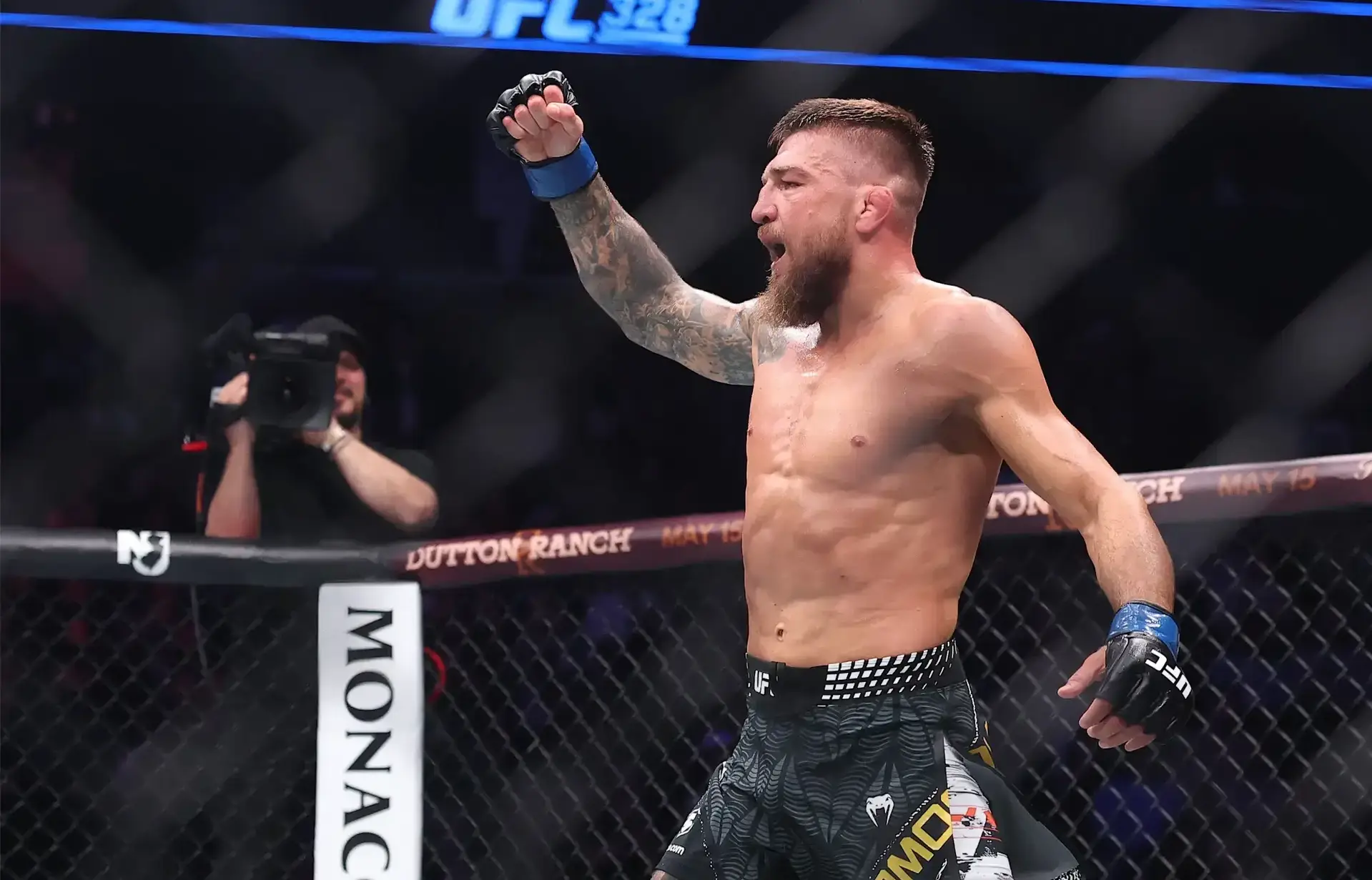 Фото до матеріалу: Ярослав Амосов піднявся до топ-10 рейтингу UFC після перемоги над Альваресом