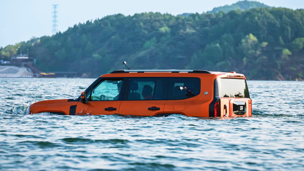 Фото до матеріалу: Jetour G700 переправив озеро: китайський амфібійний позашляховик демонструє нові межі