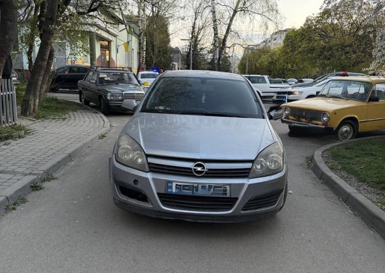 Фото до матеріалу: П'яний водій без документів їздив по зеленій зоні у Франківську