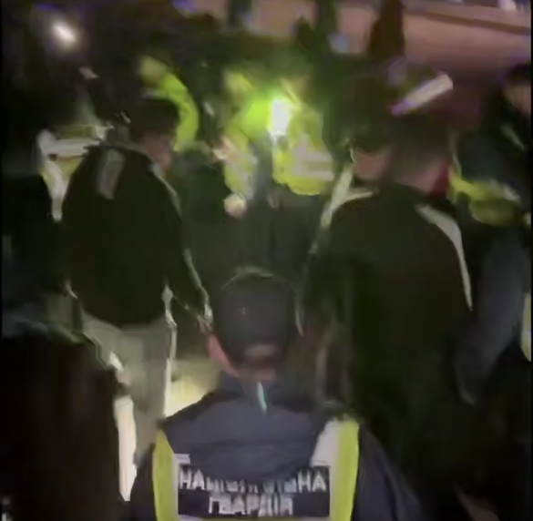 Фото до матеріалу: Поліція та нацгвардія запобігли конфлікту між молодиками у Черкасах