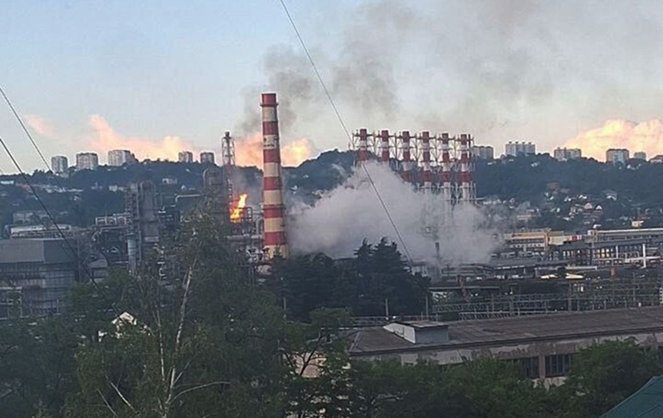 Фото до матеріалу: Атаки на російські НПЗ досягли піку: переробка нафти РФ впала до мінімуму