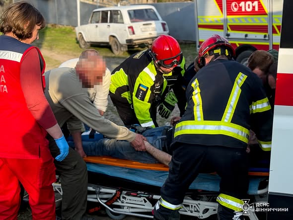 Фото до матеріалу: На Вінниччині односельчани рятували чоловіка, чию ногу затягнуло в мотоблок