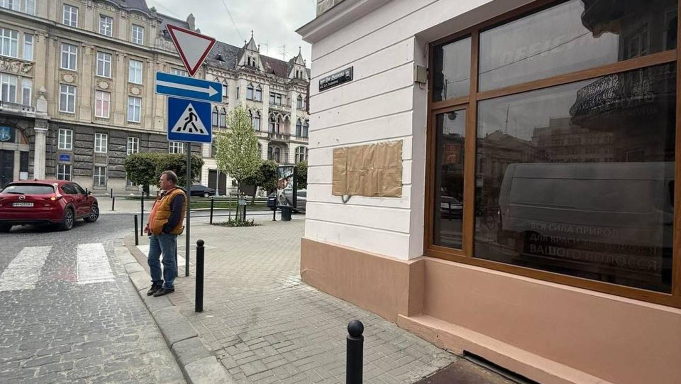 Фото до матеріалу: У центрі Львова викрали меморіальну таблицю Джохару Дудаєву: затримано трьох підозрюваних