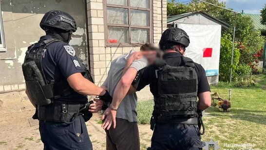 Фото до матеріалу: У Жовкві поліцейські затримали чоловіка, який облив томатним соком скульптуру Матері Божої