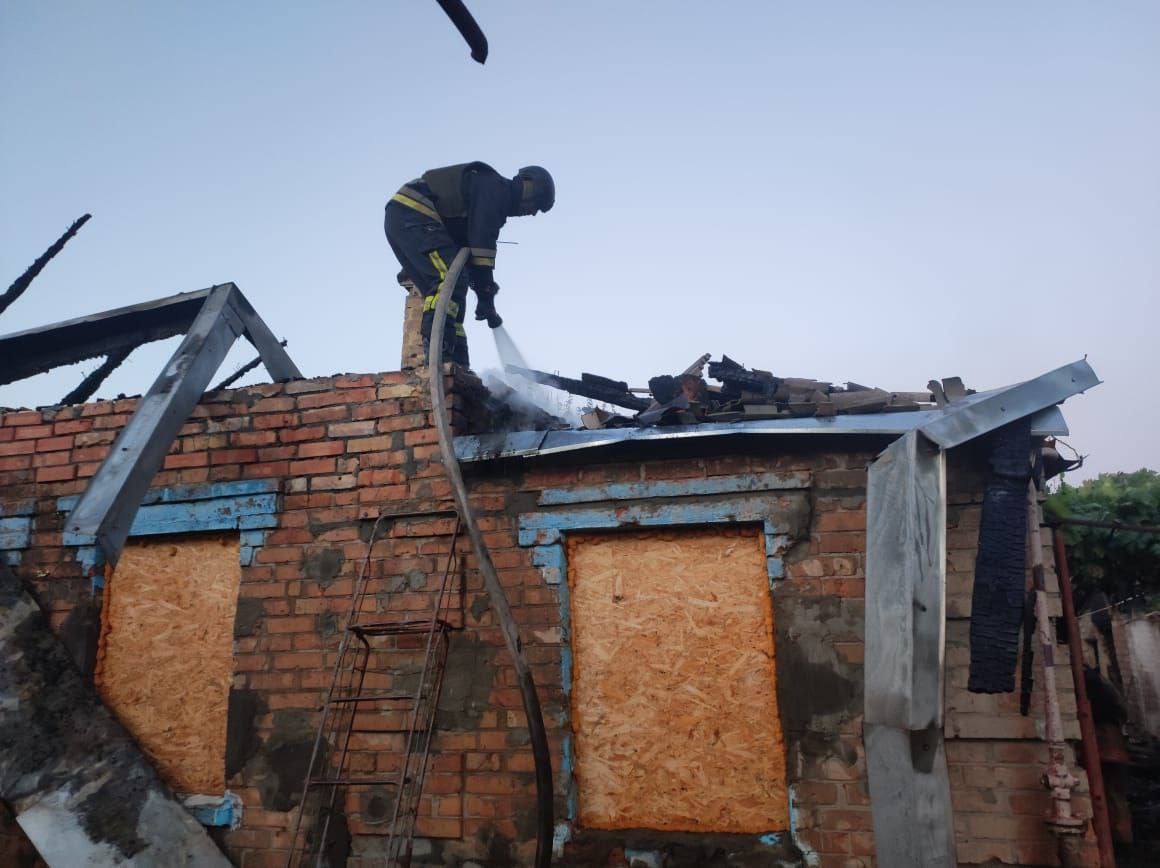 Фото до матеріалу: Вночі ворог атакував Нікополь та Покровську громаду: пожежі та пошкодження без загиблих