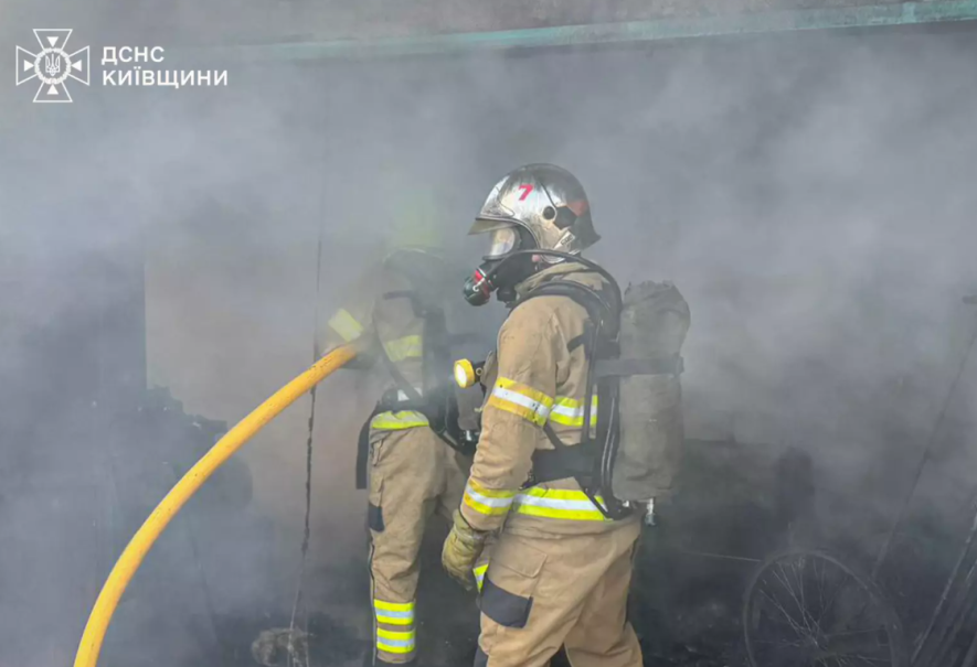 Фото до матеріалу: Сильне задимлення на Київщині: рятувальники загасили пожежу в селі Кривошиїнці