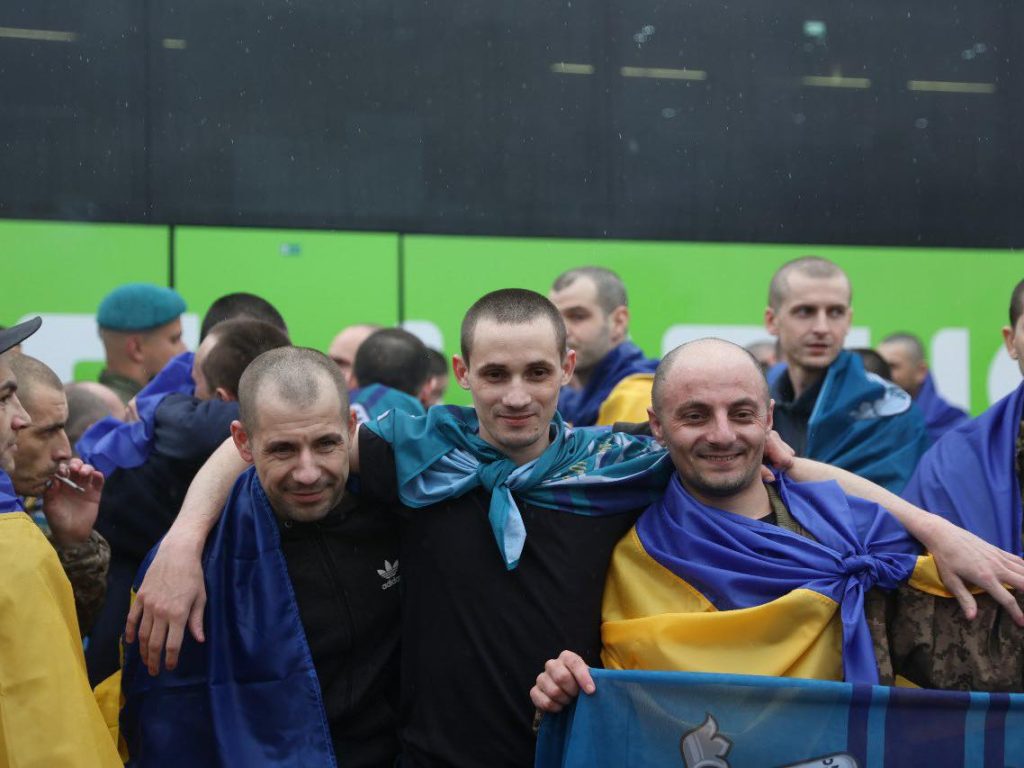 Фото до матеріалу: Троє захисників із Вінниччини повернулися додому після 69-го обміну полоненими