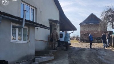 Фото до матеріалу: Вантажівка перекинулася на Львівщині: рятувальники деблокували водія