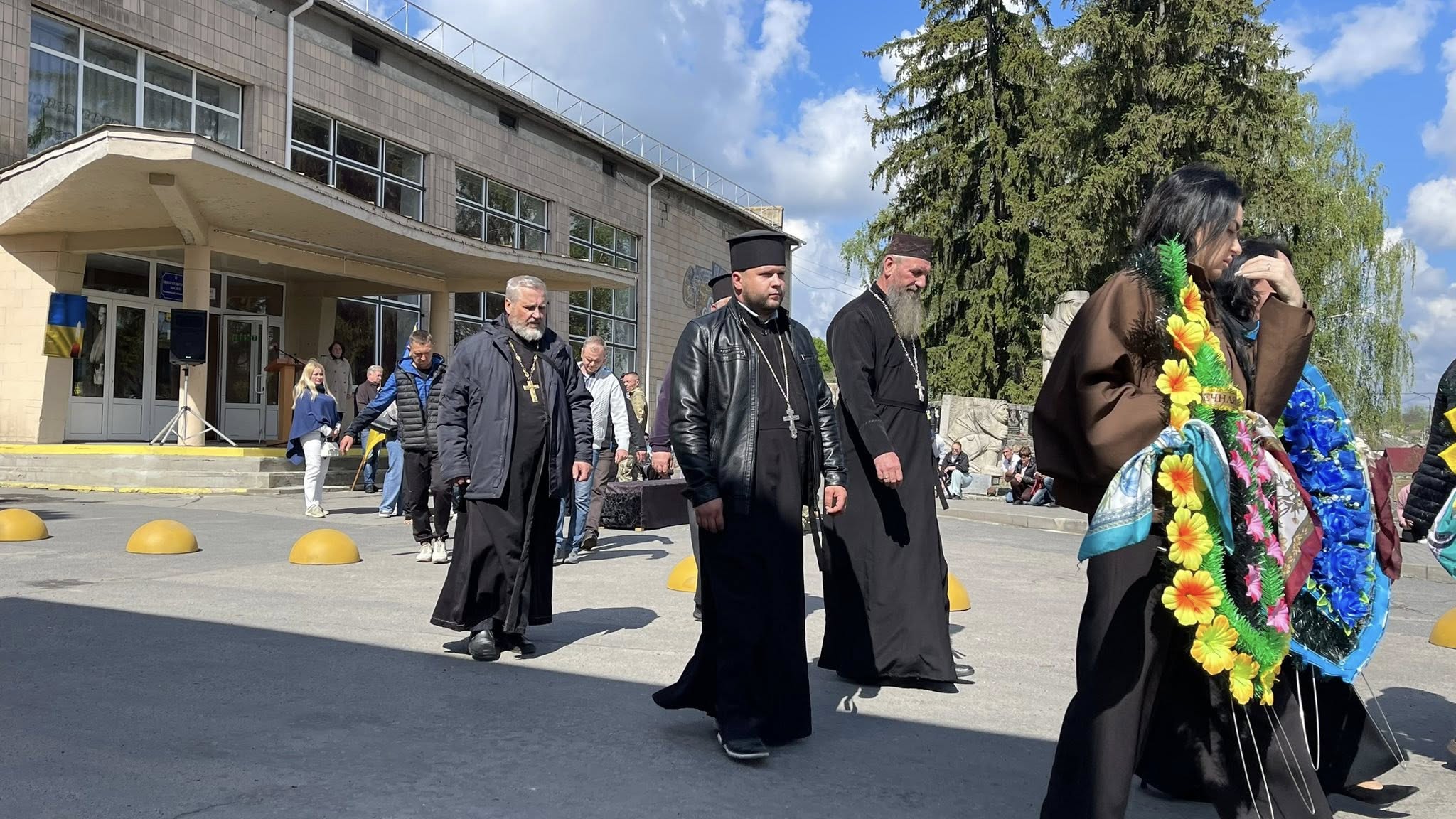 Фото до матеріалу: У Тальному навколішках поховали загиблого військовика Владислава Мелюшка