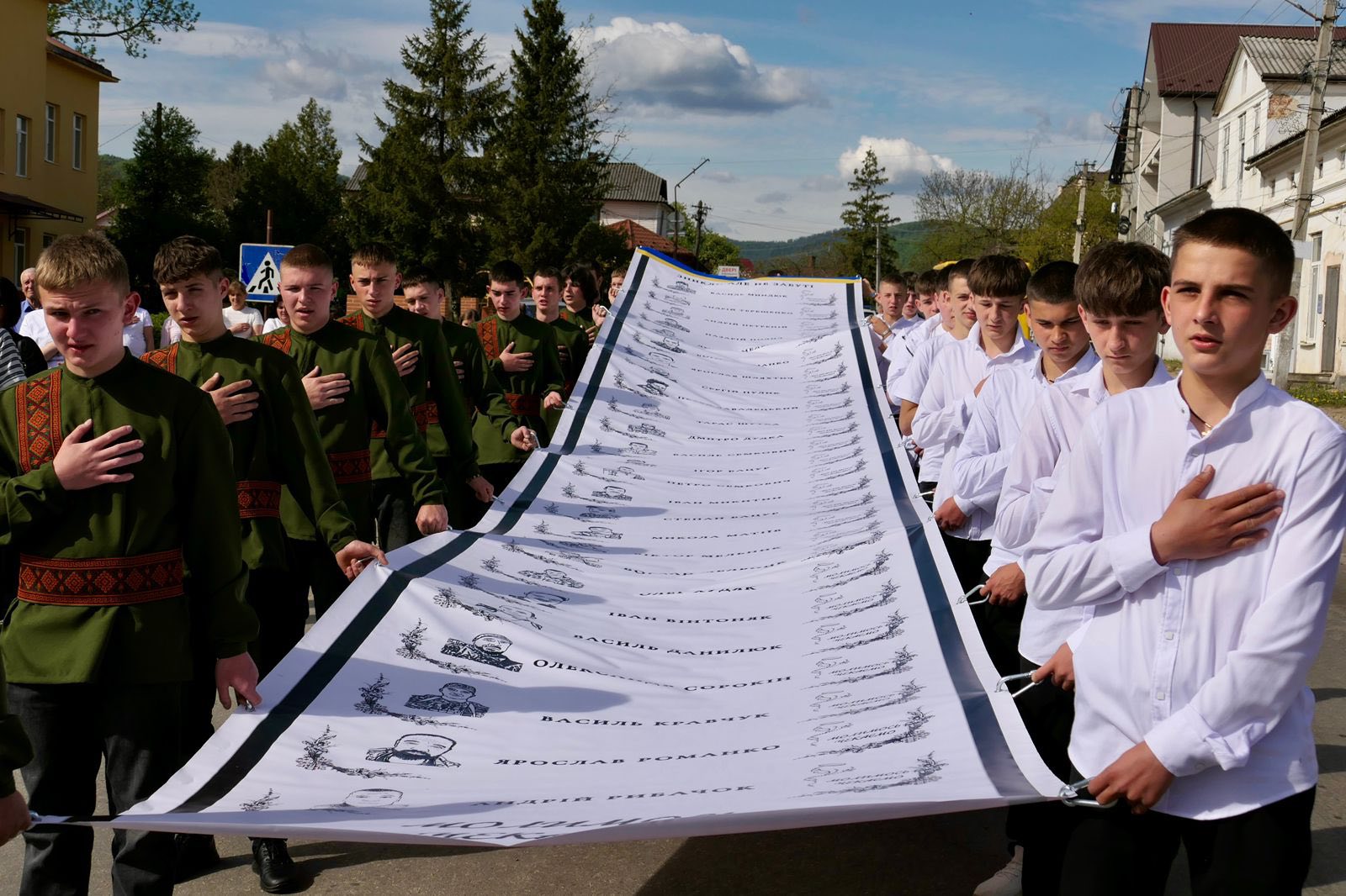 Фото до матеріалу: У Перегінській громаді підняли Прапор надії: пам'ять про зниклих безвісти