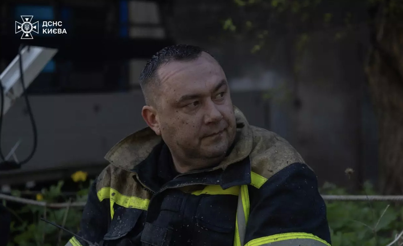 Фото до матеріалу: У Голосіїві горіли склади: пожежа на другому поверсі