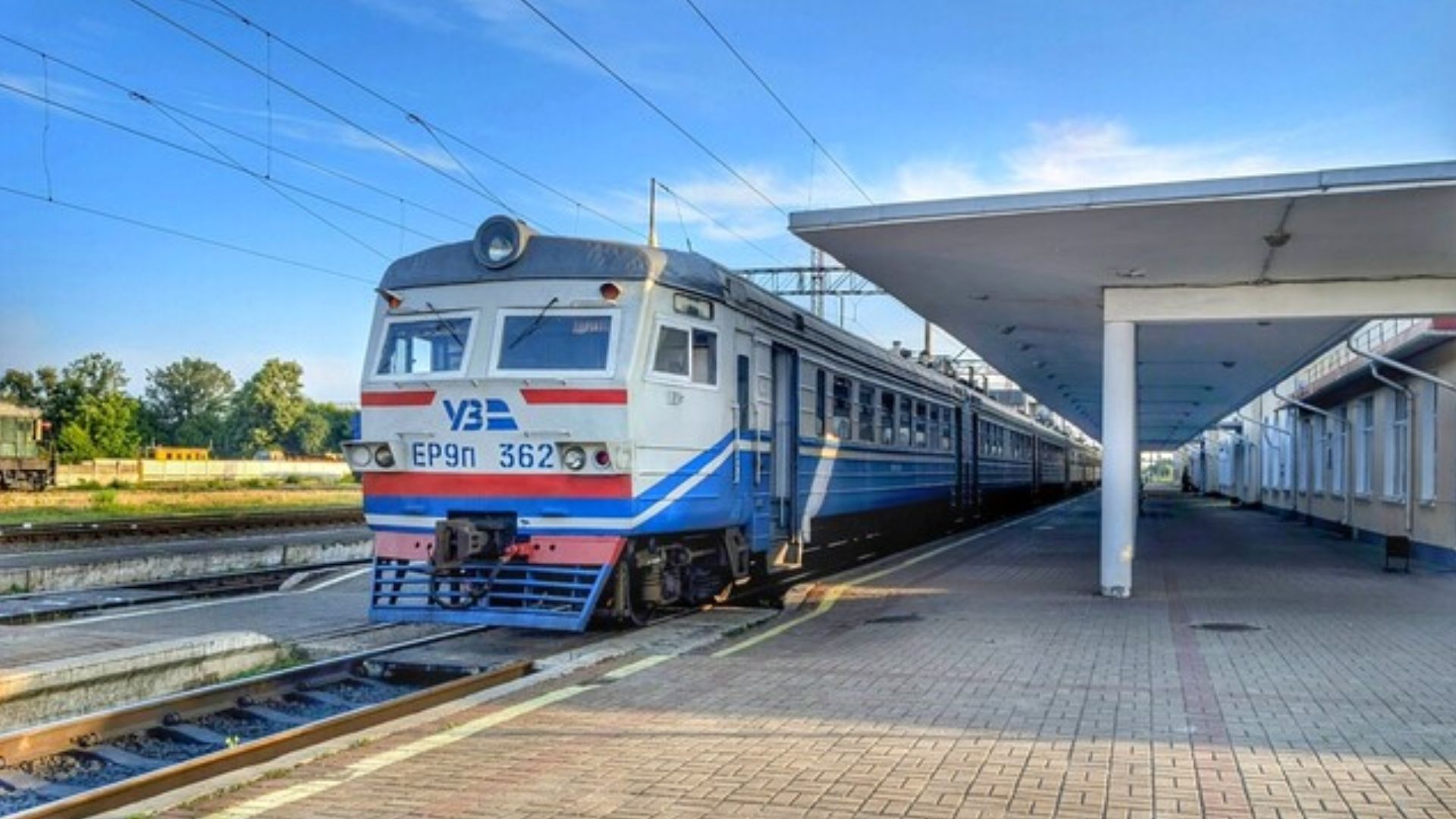 Фото до матеріалу: Російський удар по потягу на Миколаївщині: постраждалих немає, рейси затримуються