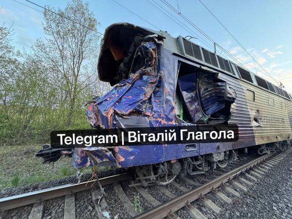 Фото до матеріалу: Трагедія на Вінниччині: потяг зіткнувся з автокраном, загинули машиніст і водій