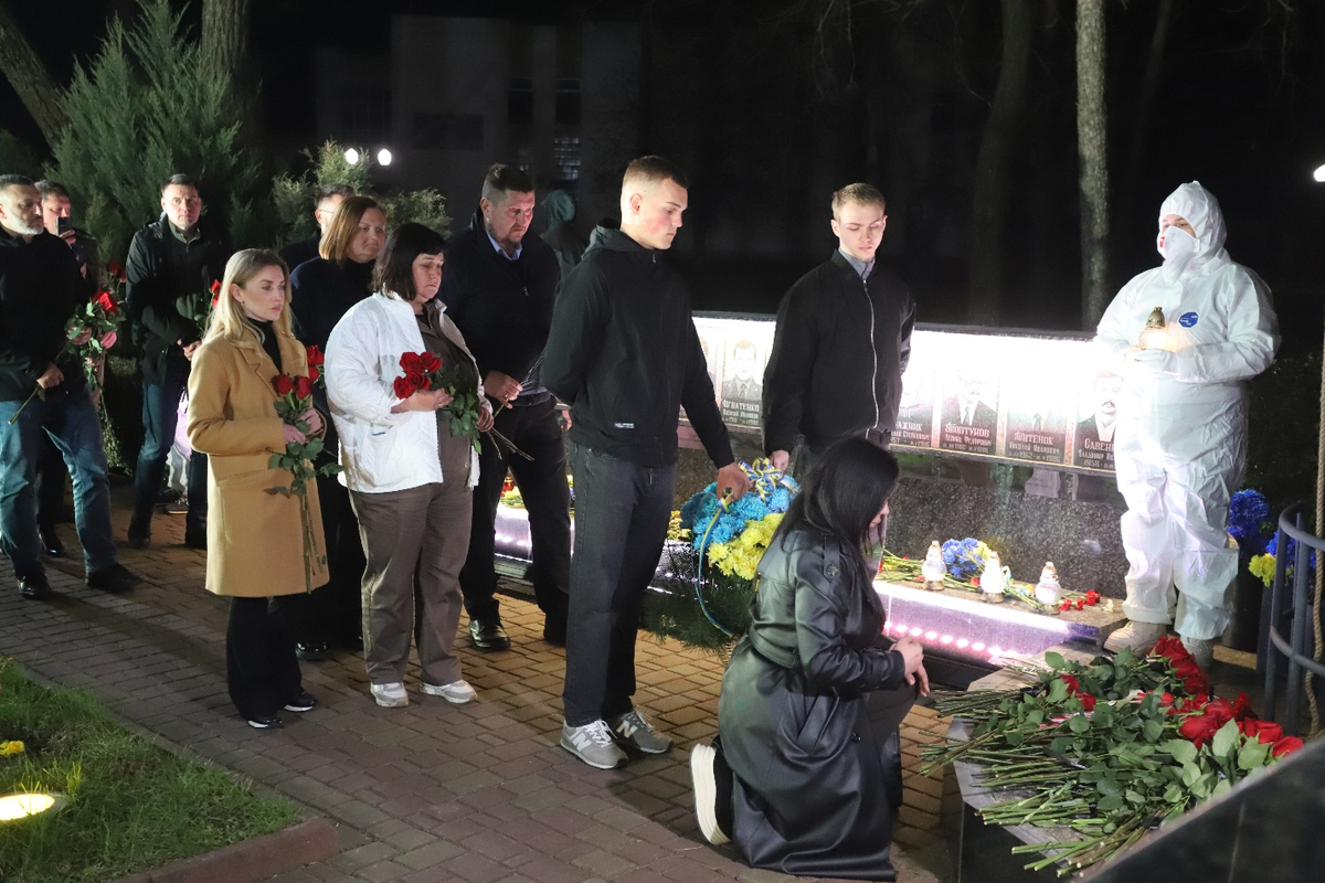 Фото до матеріалу: У Славуті вшанували пам'ять ліквідаторів аварії на ЧАЕС: тисячі свічок у темряві