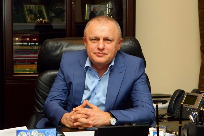 Фото до матеріалу: Ігор Суркіс вітає динамівців з 40-річчям перемоги в Кубку кубків УЄФА