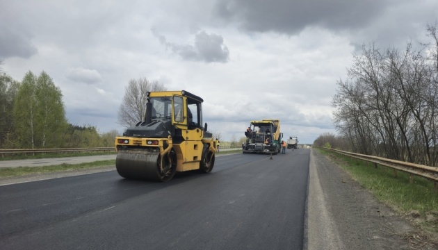 Фото до матеріалу: В Україні цьогоріч відремонтували вже 8,1 мільйона квадратних метрів доріг