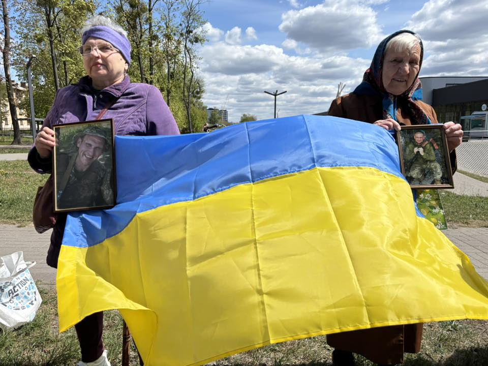 Фото до матеріалу: Мовчазна акція у Шептицькому: рідні вимагають повернення полонених та зниклих безвісти