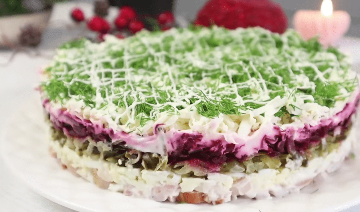 Фото до матеріалу: Салат «Камелія»: святковий смак з простих продуктів