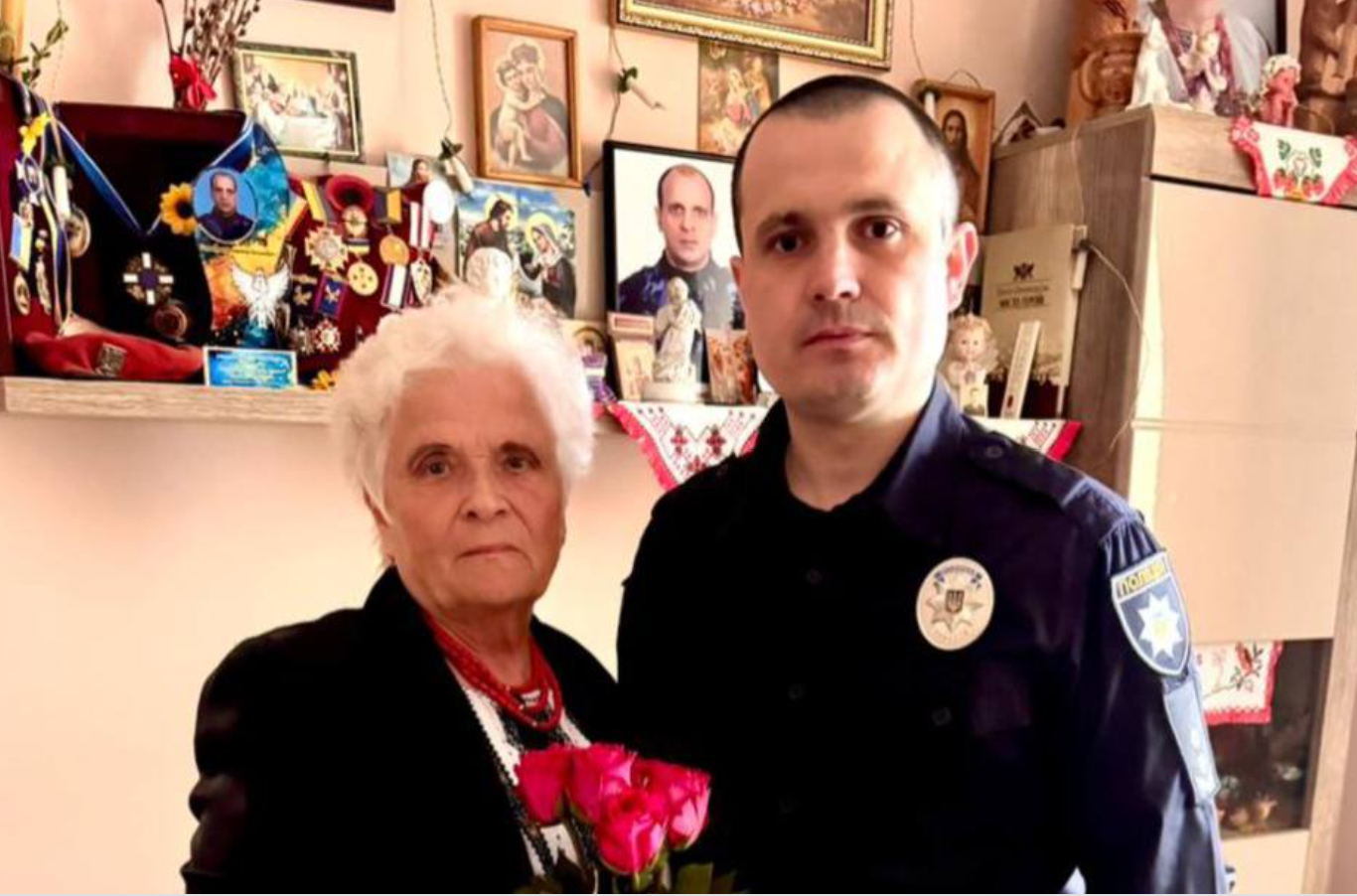 Фото до матеріалу: Поліцейські Івано-Франківщини відвідали матерів загиблих колег у День матері