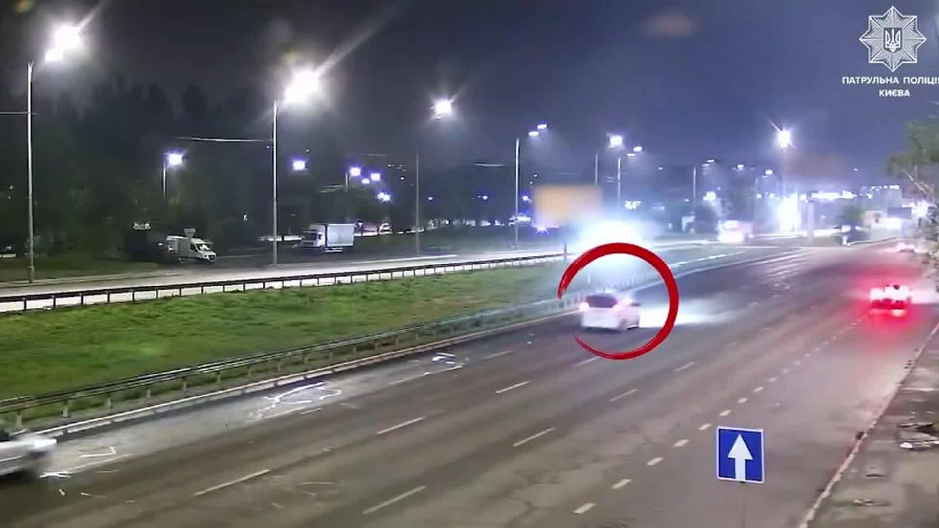 Фото до матеріалу: П’яний водій Mercedes врізався у відбійник у Святошині