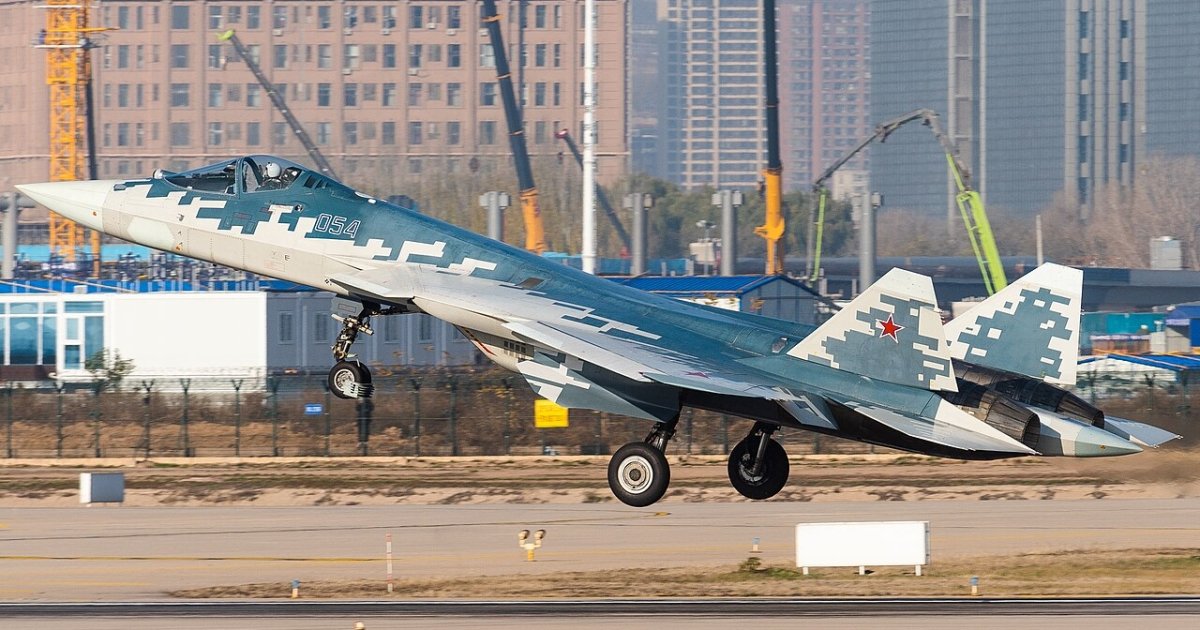 Фото до матеріалу: Генштаб підтвердив: СБС уразили російські Су-57 та Су-34 на Челябінському аеродромі
