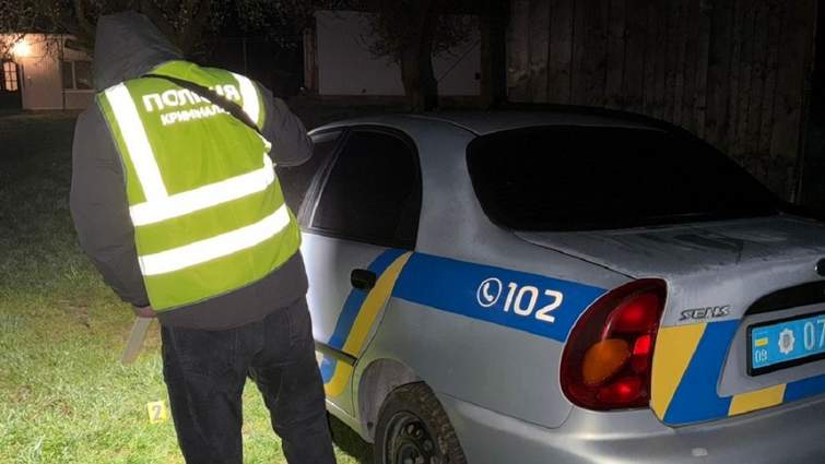 Фото до матеріалу: Військовий з ножем на поліцейських у Середньому Березеві: правоохоронець відкрив вогонь