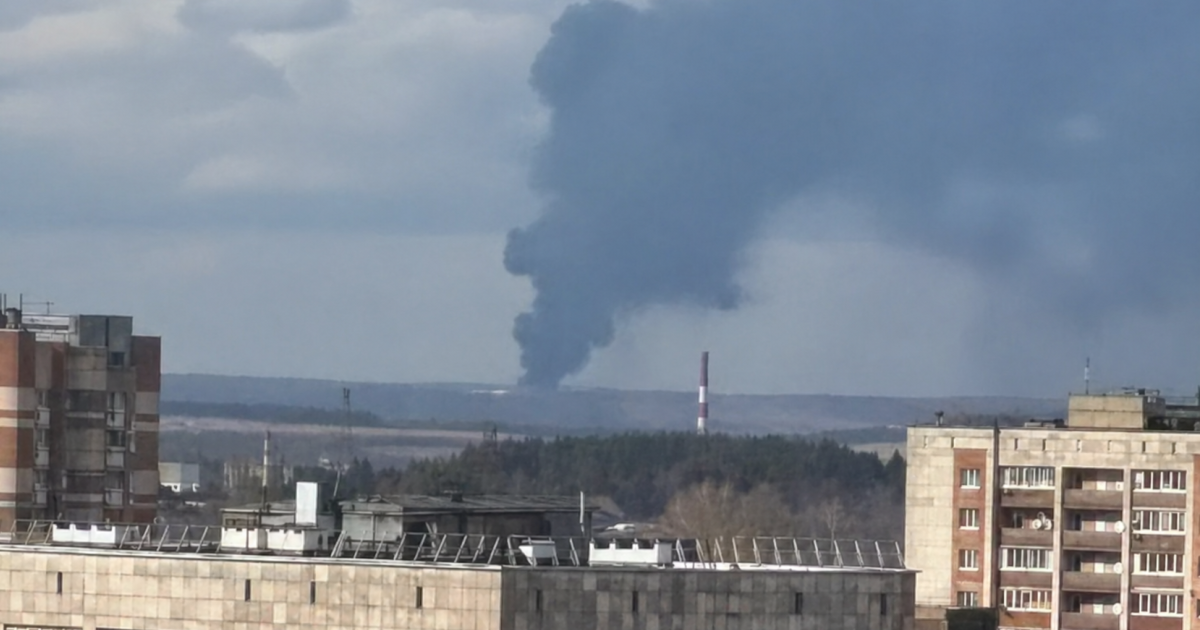 Фото до матеріалу: У російській Пермі лунають вибухи та піднімаються стовпи диму — місцеві пабліки пишуть про атаку БПЛА на НПЗ «ЛУКОЙЛ»