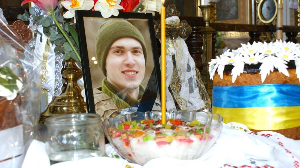 Фото до матеріалу: Рожищенська громада провела в останню дорогу молодого воїна Івана Бречка