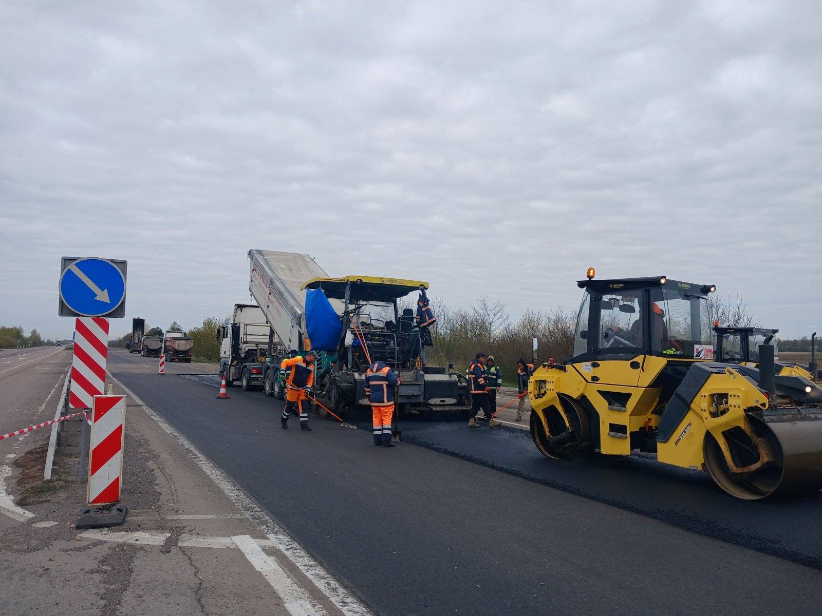 Фото до матеріалу: Дорожники працюють на трасі М-07 між Любомлем та Ягодином