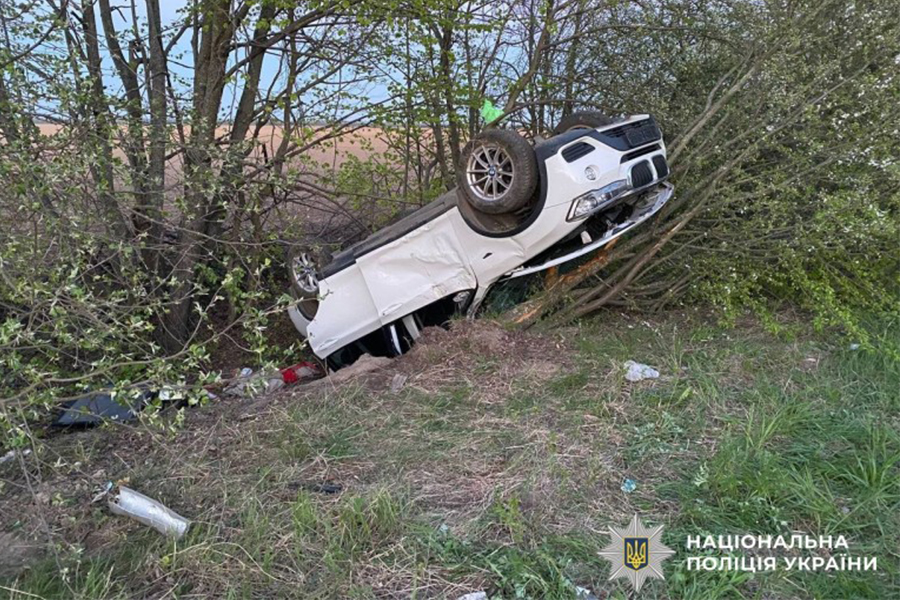Фото до матеріалу: Чотири підлітки отримали травми після аварії BMW у Бірках: деталі ДТП