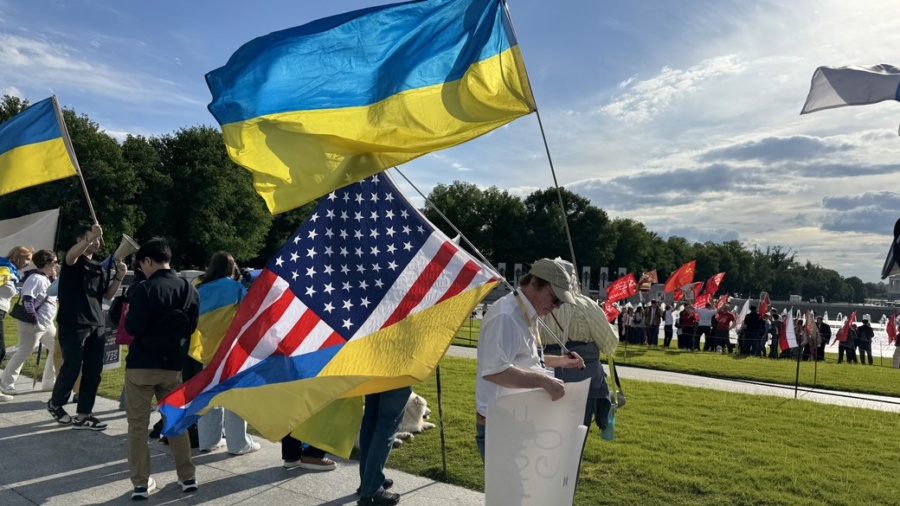 Фото до матеріалу: Українці та американці протестували проти маршу «Бессмертного полку» у Вашингтоні