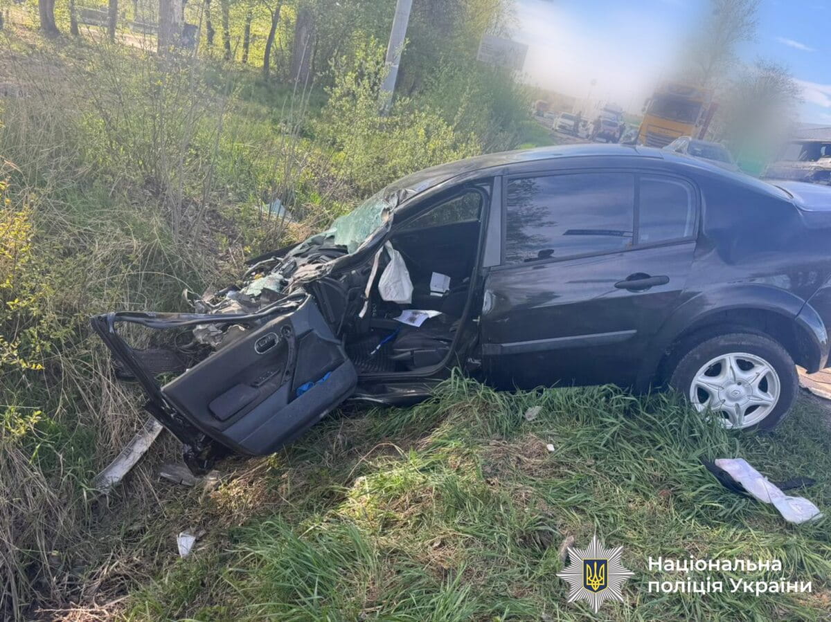 Фото до матеріалу: ДТП на Калуському шосе: зіткнулися три автомобілі, водій госпіталізований