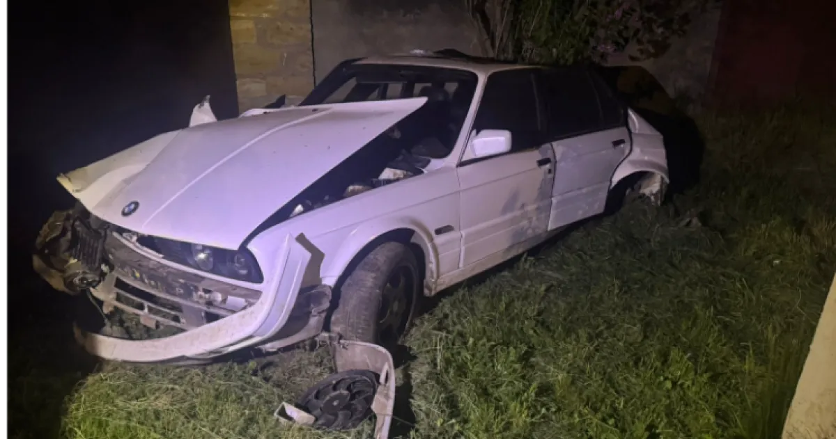 Фото до матеріалу: ДТП у Біляївці: 19-річний водій без прав врізався в опору, травмовано двох підлітків