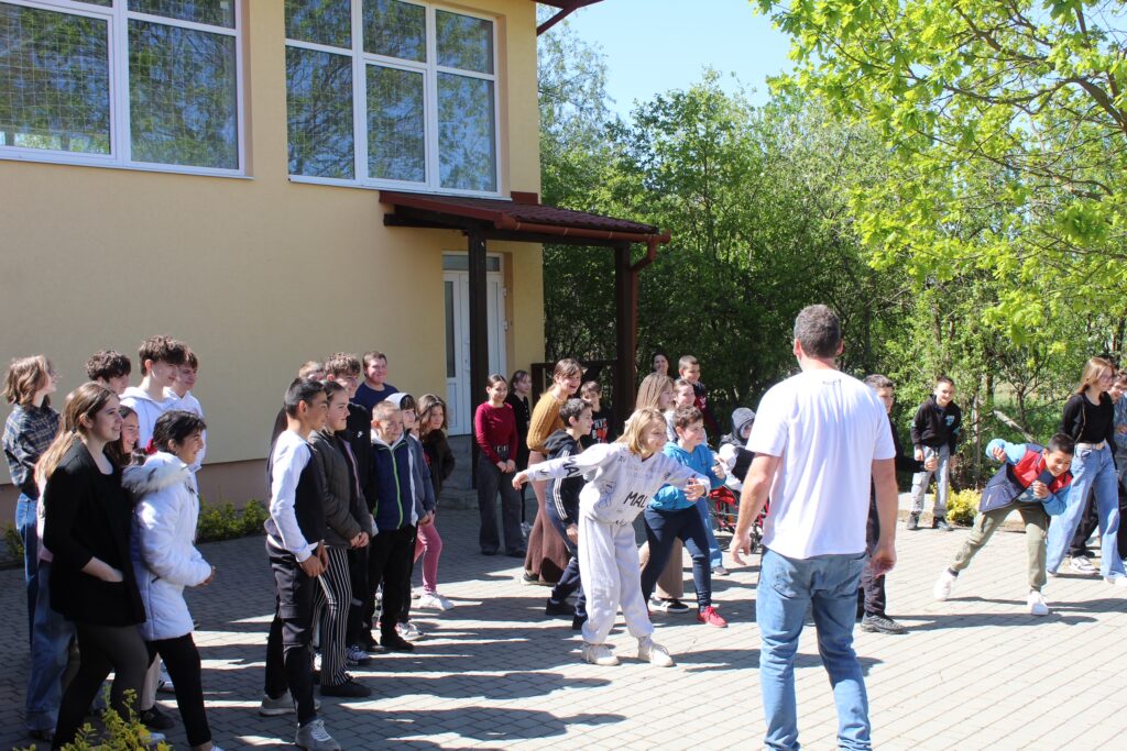 Фото до матеріалу: Театр у школі: у Косонському ліцеї пройшов інтерактивний день програми «Дейріне»