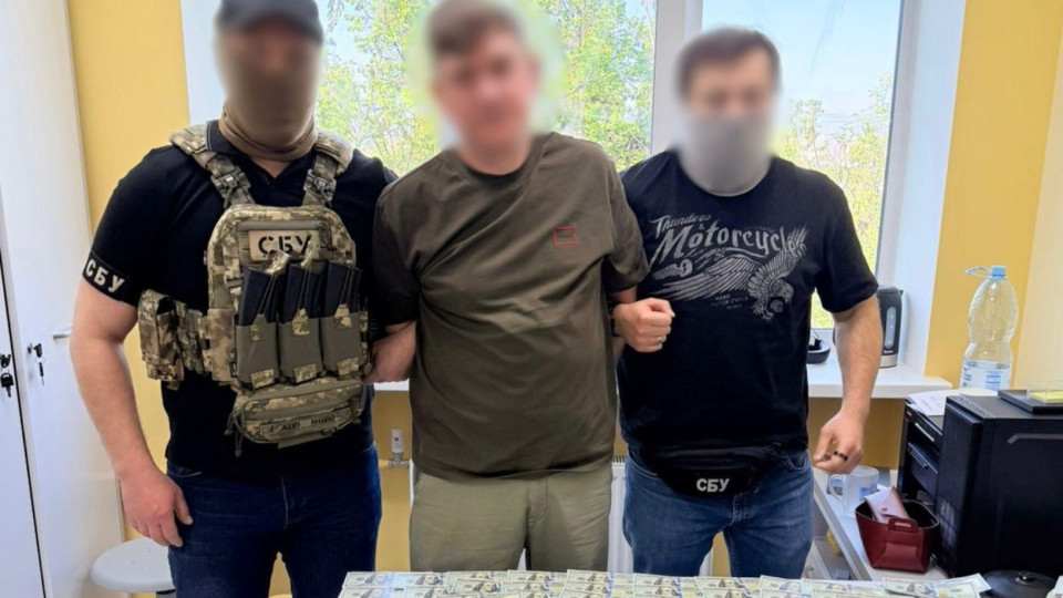 Фото до матеріалу: У Києві затримали психіатра та завідувача відділення за вимагання $25 тисяч у пацієнта
