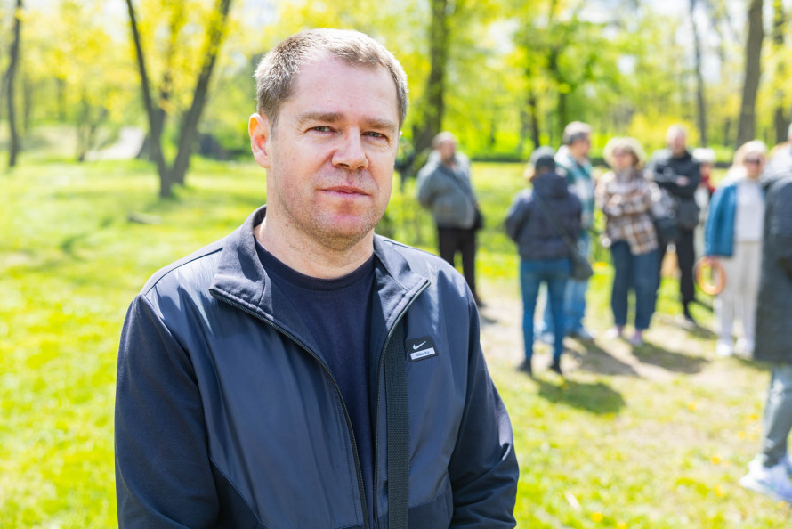 Фото до матеріалу: Ветерани Метінвесту та їхні родини наводять лад у парку Дубовий гай у Запоріжжі
