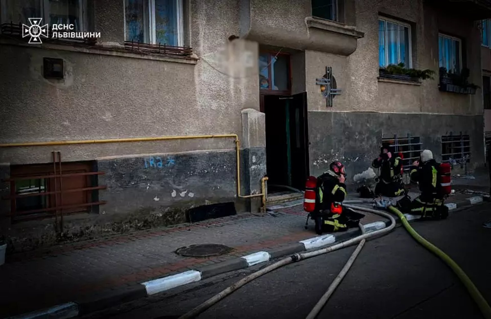 Фото до матеріалу: На Львівщині через пожежу у підвалі житлової двоповерхівки у димовій пастці опинилися маленькі діти (ФОТО)