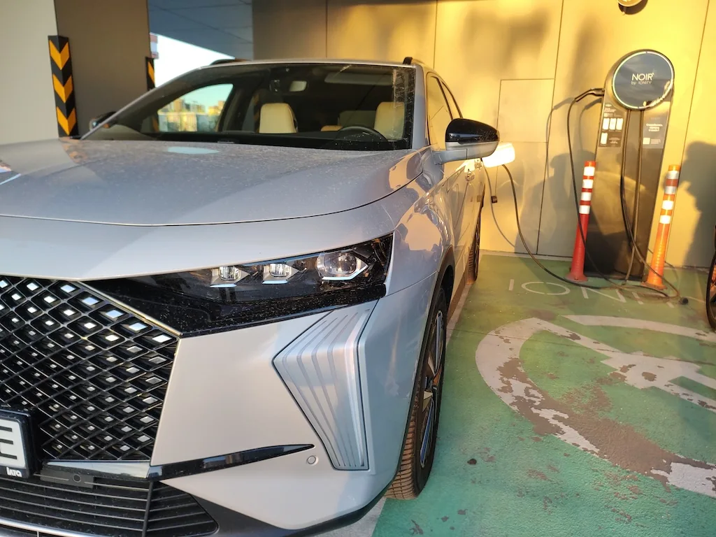 Фото до матеріалу: Тест-драйв оновленого DS 7 E-TENSE: чи виправдовує преміальний кросовер свою ціну