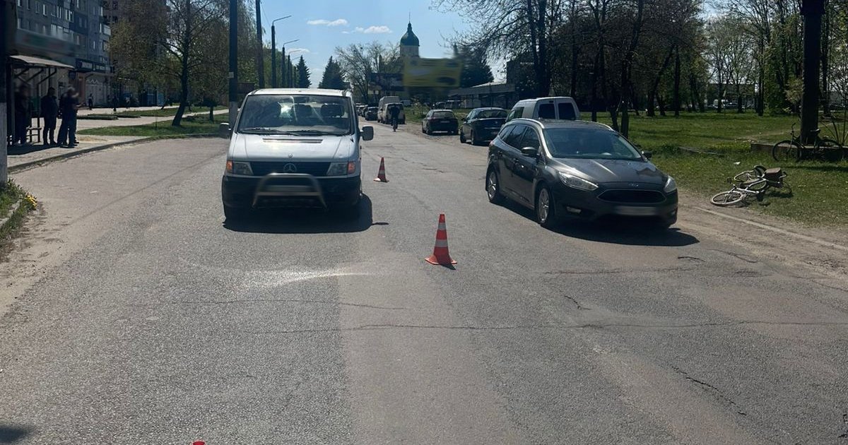 Фото до матеріалу: У Шептицькому мікроавтобус збив на смерть 64-річного велосипедиста
