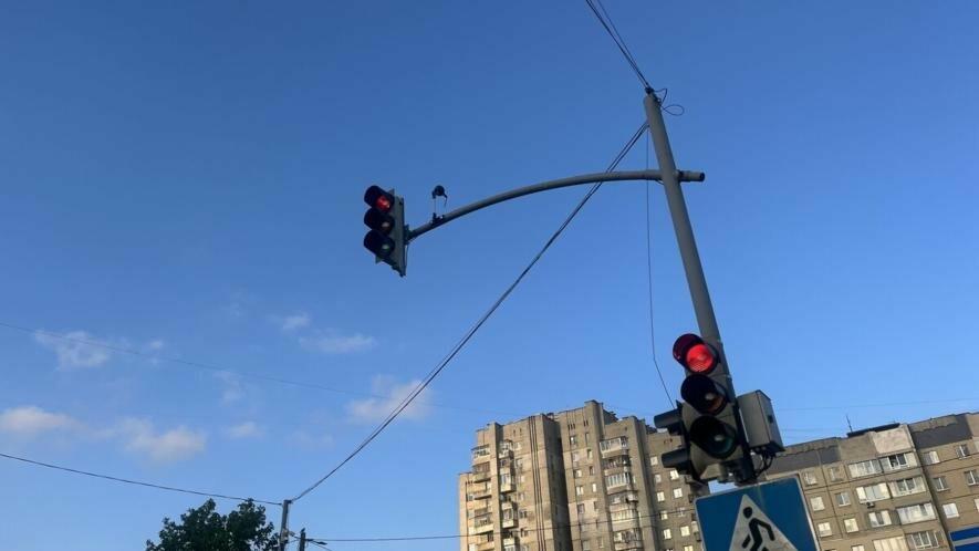 Фото до матеріалу: Світлофор на проспекті Червоної Калини оновлено: як це вплине на рух у Львові