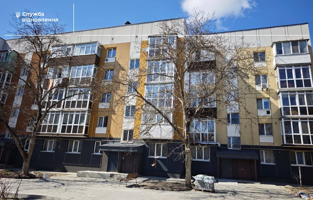 Фото до матеріалу: У Бородянці завершено відновлення будинку: оновлено фасад, вікна та забезпечено безбар'єрний доступ