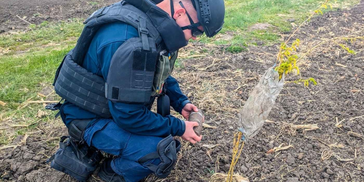 Фото до матеріалу: На Вінниччині ліквідували загрозу: піротехніки знищили снаряд часів Другої світової війни