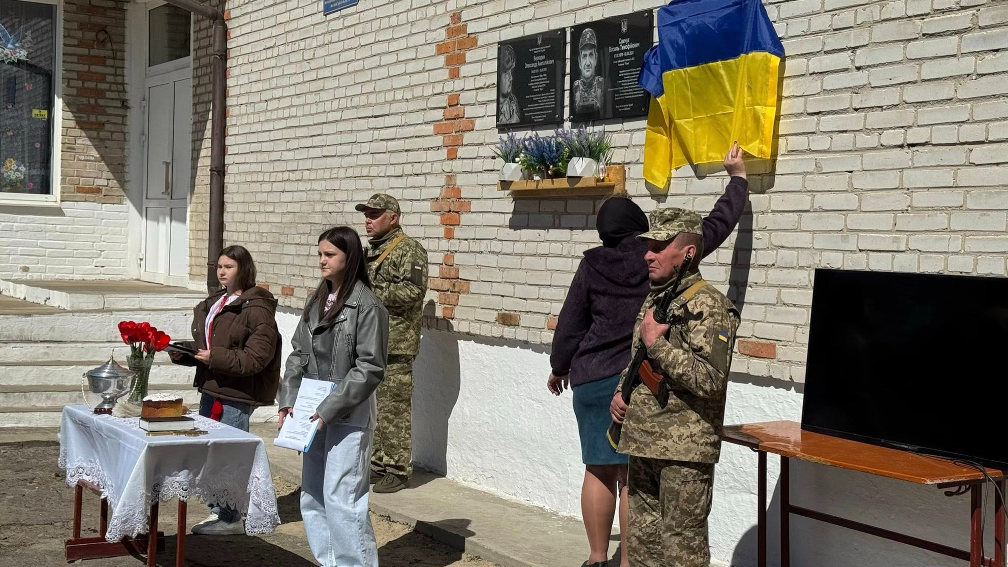 Фото до матеріалу: У Кисилині відкрили пам'ятну дошку загиблому захиснику Володимиру Іщуку