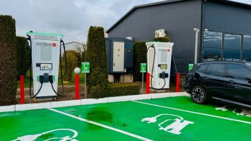 Фото до матеріалу: Швидкісна зарядка від ABB E-mobility навчилась знижувати навантаження на мережі