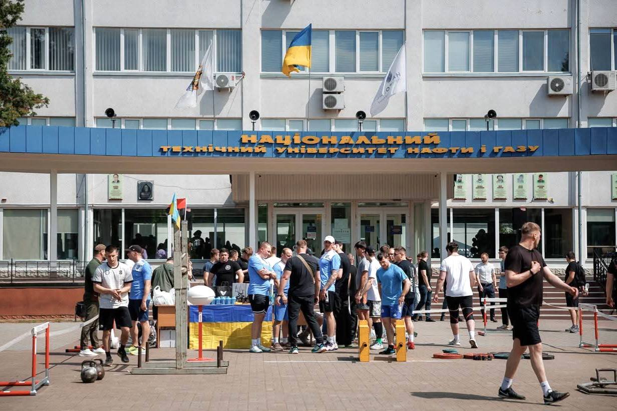 Фото до матеріалу: В Івано-Франківську провели богатирський турнір студентів – Versii.if.ua