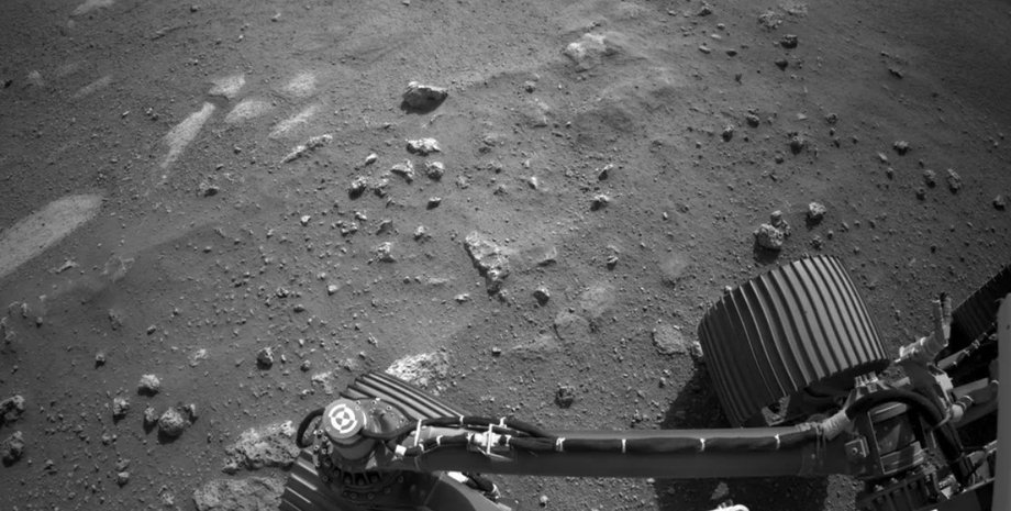 Фото до матеріалу: NASA показало стан коліс марсохода Curiosity за 6 років роботи на Марсі
