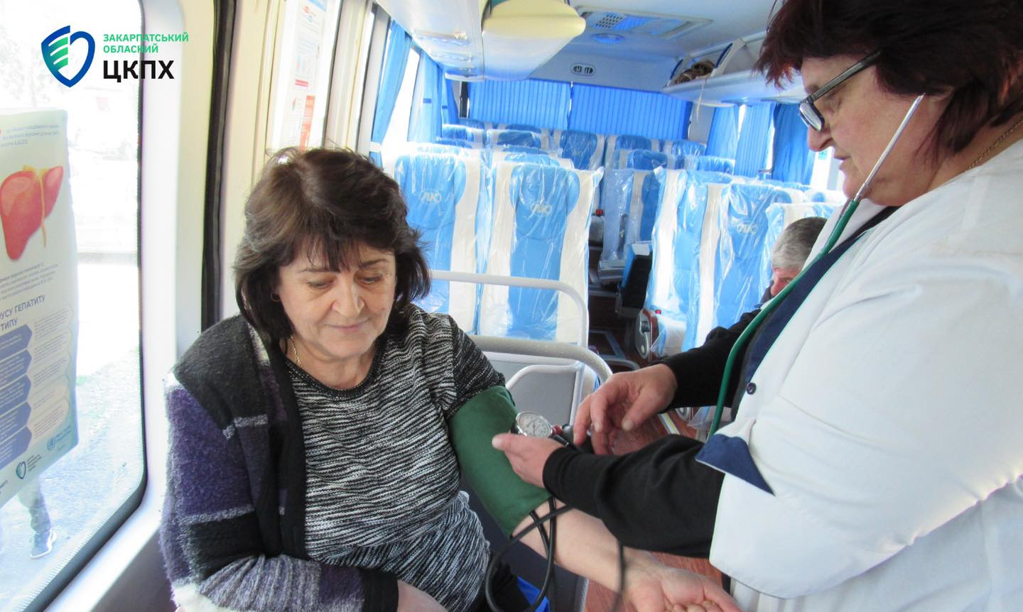 Фото до матеріалу: День здоров'я у Неліпині: мобільна бригада провела масову вакцинацію та обстеження жителів